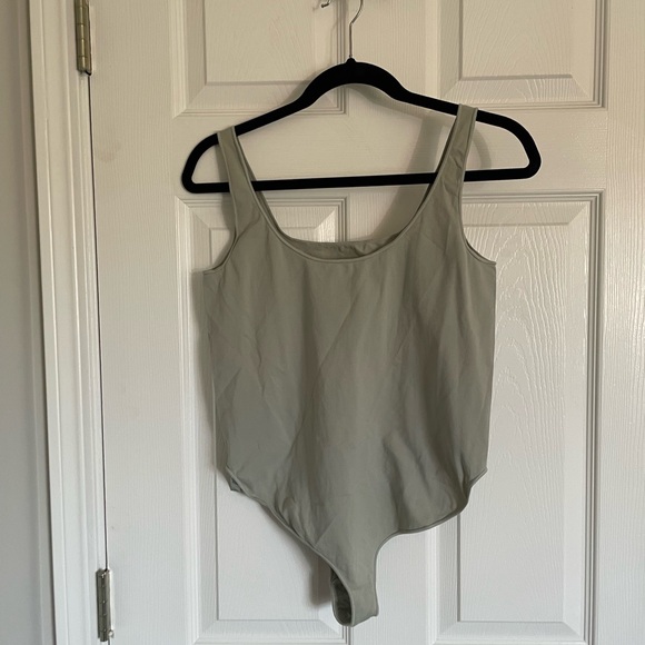 SKIMS Green Sleeveless Bodysuit - Picture 2 of 4